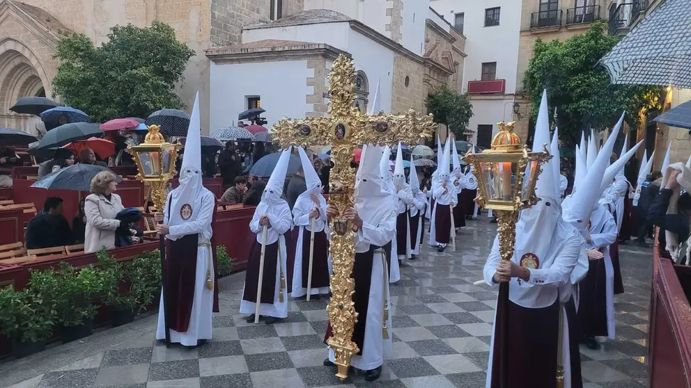 Nazarenos de la Clemencia bajo la lluvia