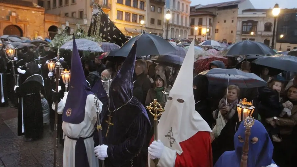 La lluvia contin&uacute;a dispuesta a marcar las procesiones