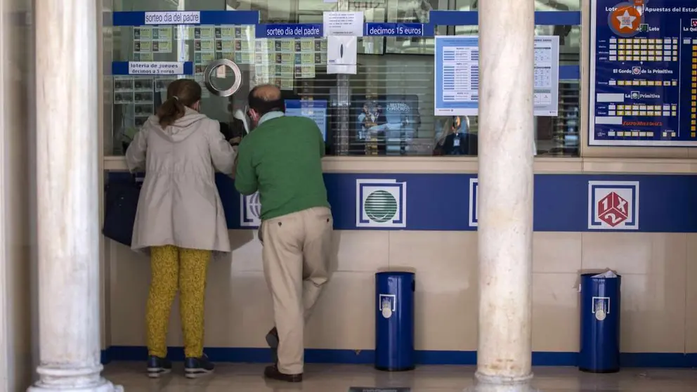 Dos personas comprando en una administraci&oacute;n de Loter&iacute;as