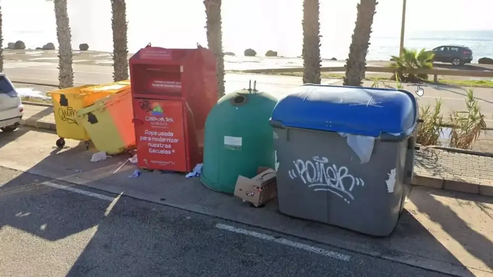 Contenedor de ropa usada en V&eacute;lez-M&aacute;laga