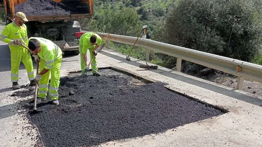Operarios trabajan en una carretera de C&aacute;diz