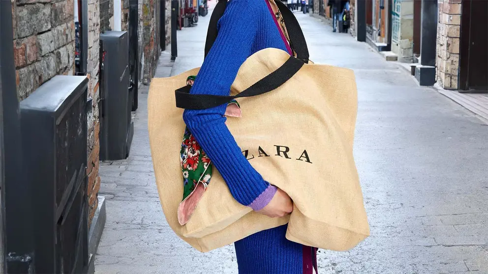 Clienta de ZARA con bolsa reciclable de Inditex