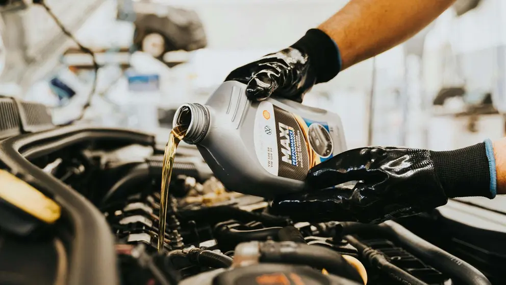 Manchas bajo el coche - descubriendo y manejando fugas de fluidos