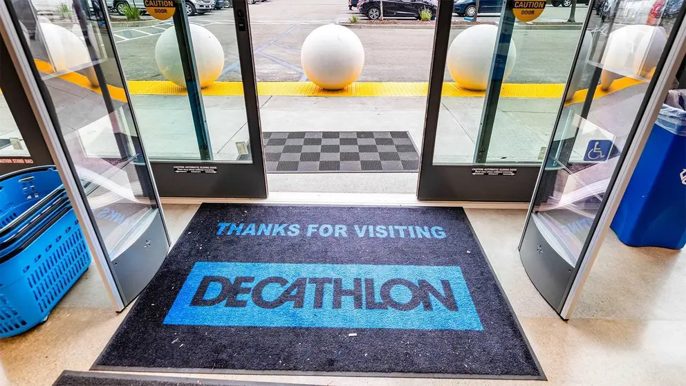 Puerta a la salida de la tienda de Decathlon
