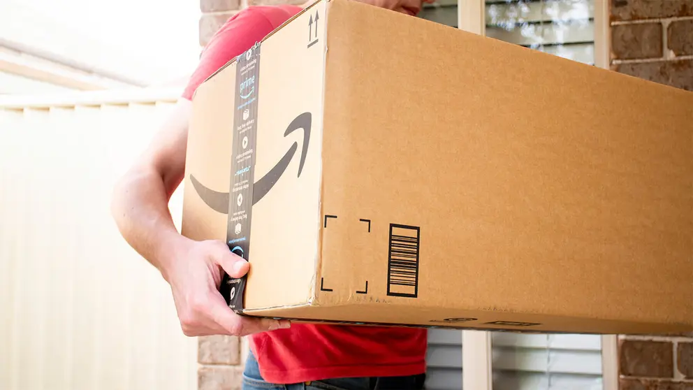 Caja grande de Amazon Prime entregada en la puerta de entrada de un edificio residencial