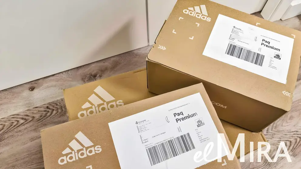 Cajas de pedidos online de Adidas