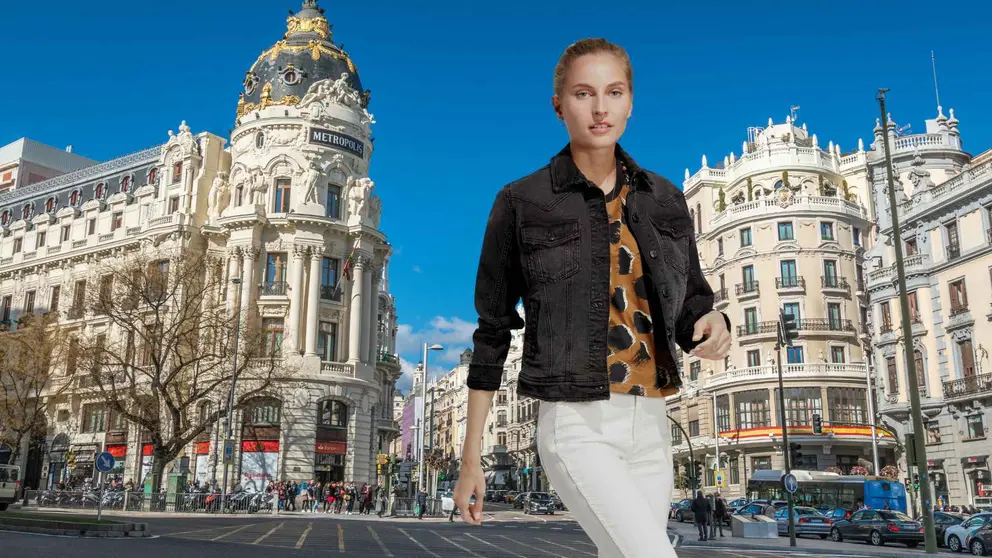 Modelo pasea por Madrid con una chaqueta vaquera y una camiseta Essentials de 3 bandas de Adidas