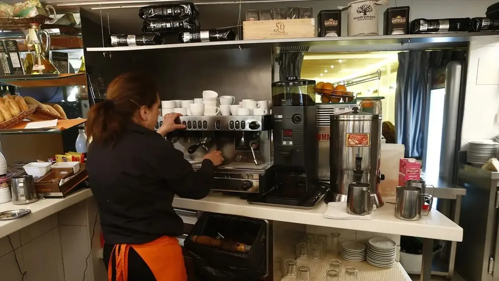 Una persona trabajando en una cafeter&iacute;a