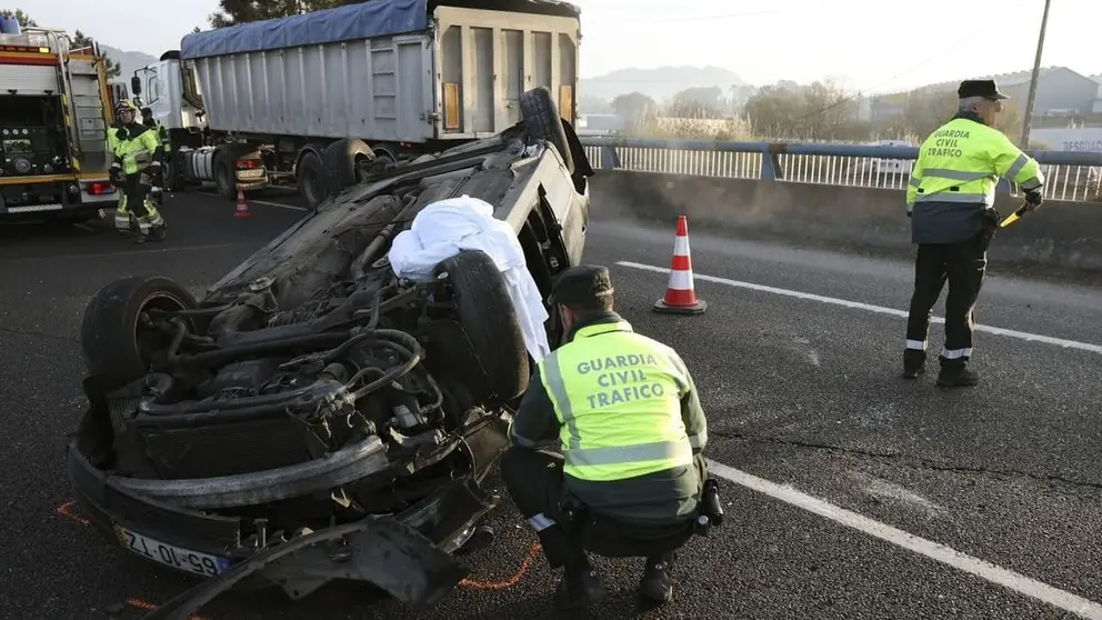 Coche volcado en la carretera