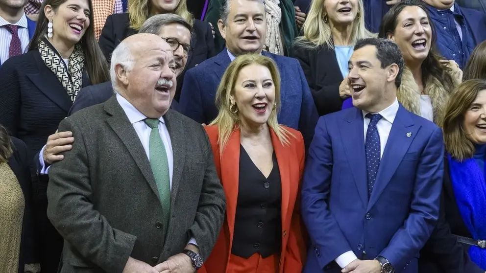 Juanma Moreno, junto a algunos de los miembros de su Consejo de Gobierno