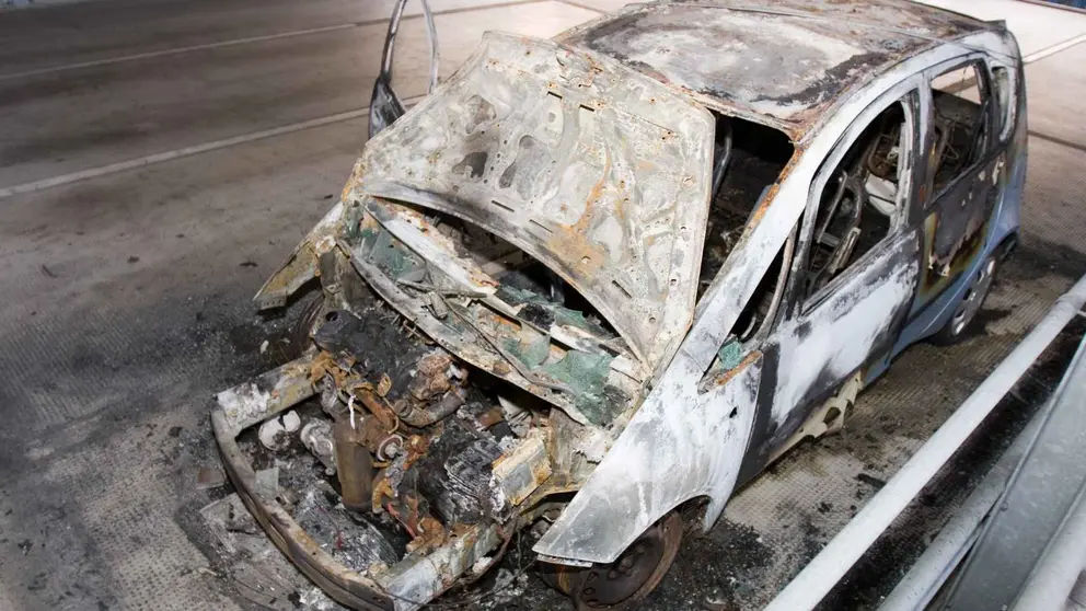 Un coche calcinado en una foto de archivo