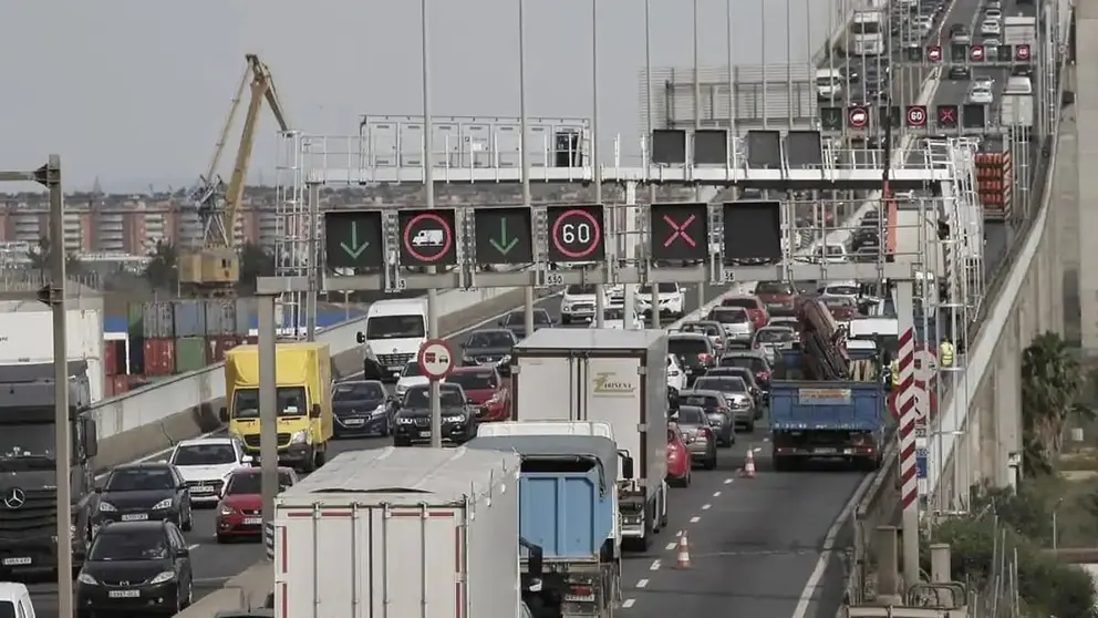 Atasco en el puente del Centenario de Sevilla