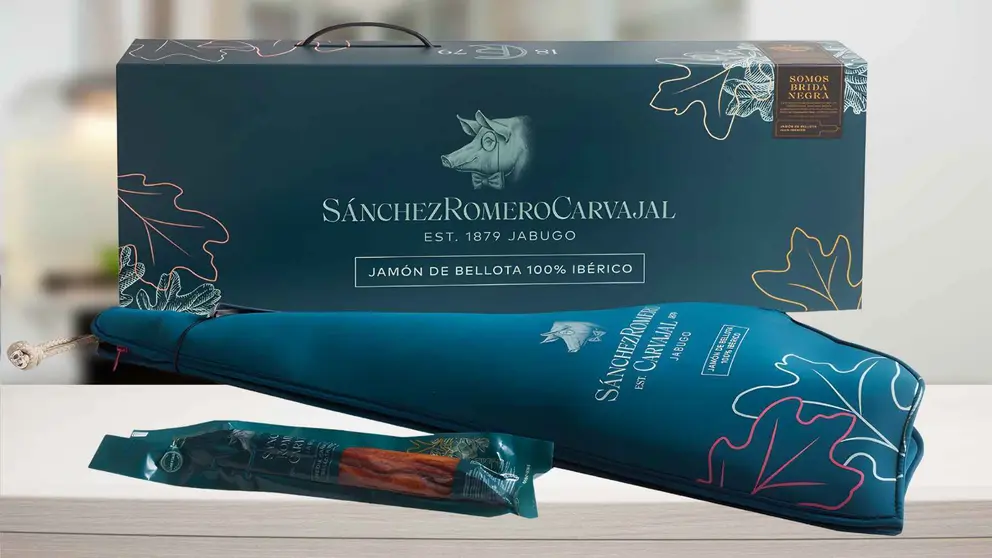 Estuche con jam&oacute;n ib&eacute;rico de bellota 100% pieza de 6 kg y ca&ntilde;a de lomo de bellota de S&aacute;nchez Romero Carvajal