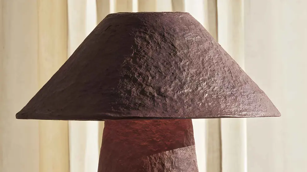 L&aacute;mpara de mesa de papel mach&eacute; de Zara Home