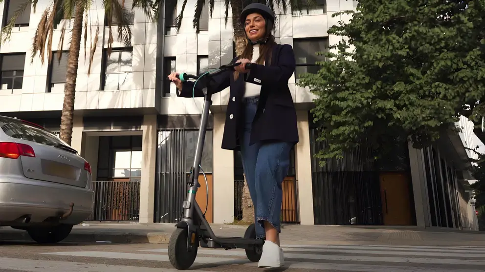 Mujer conduciendo el patinete El&eacute;ctrico Cecotec Bongo Serie D20