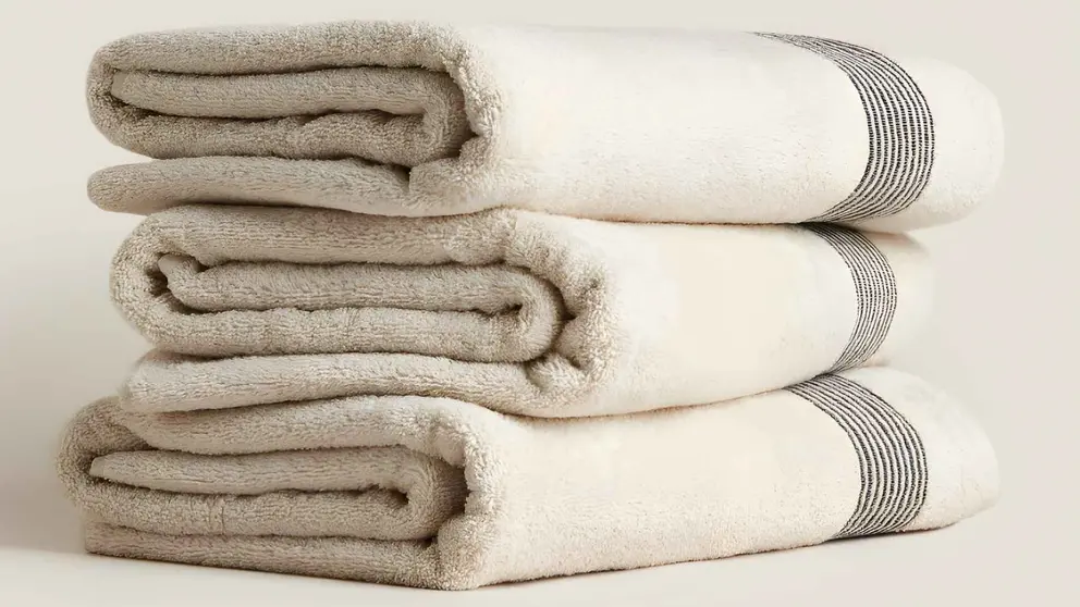 Toalla de algod&oacute;n con cenefa decorativa de Zara Home