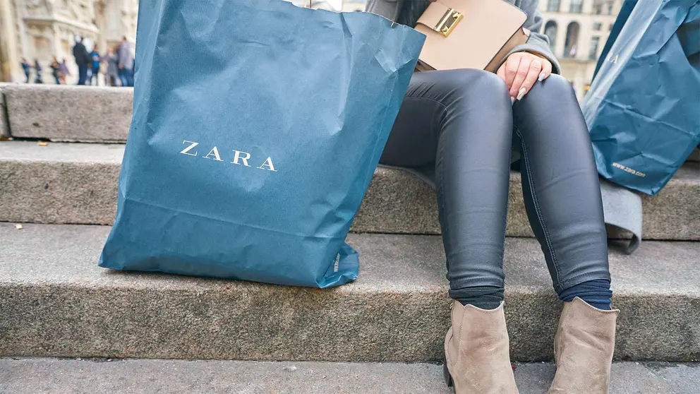 Clienta con una bolsa de Zara, del grupo Inditex