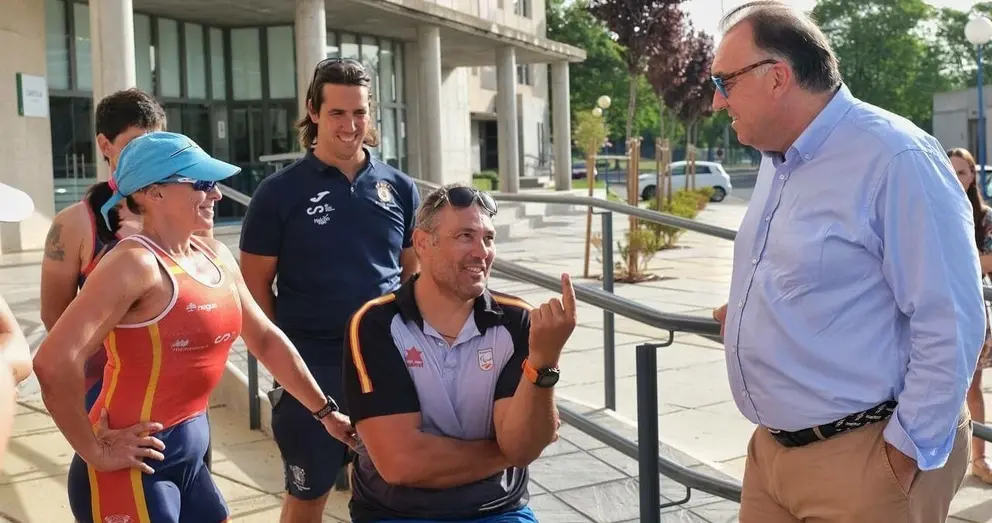 El consejero de Deporte de la Junta de Andaluc&iacute;a, Arturo Bernal, conversa con deportistas