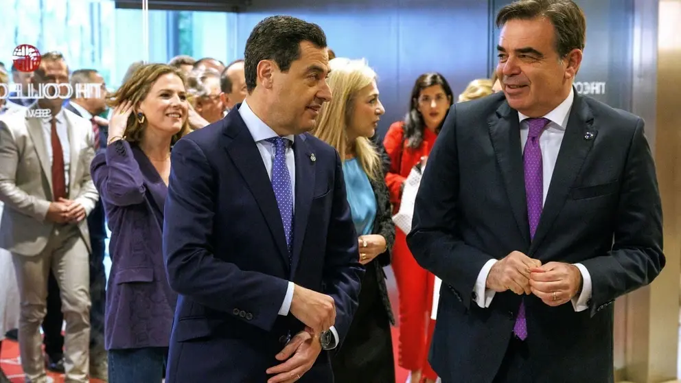 Juanma Moreno, junto a Margaritis Schinas, presidente de la Comisi&oacute;n Europea