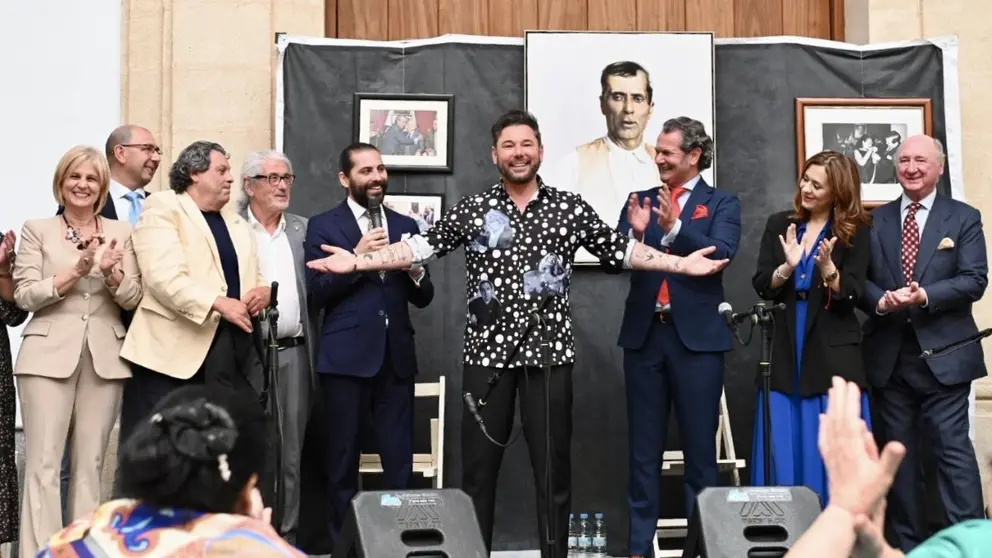 Miguel Poveda recibe la Insignia de Oro de la&nbsp;Pe&ntilde;a T&iacute;o Jos&eacute; de Paula