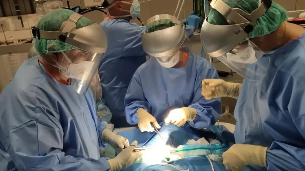 Personas operando en un quir&oacute;fano en Andaluc&iacute;a