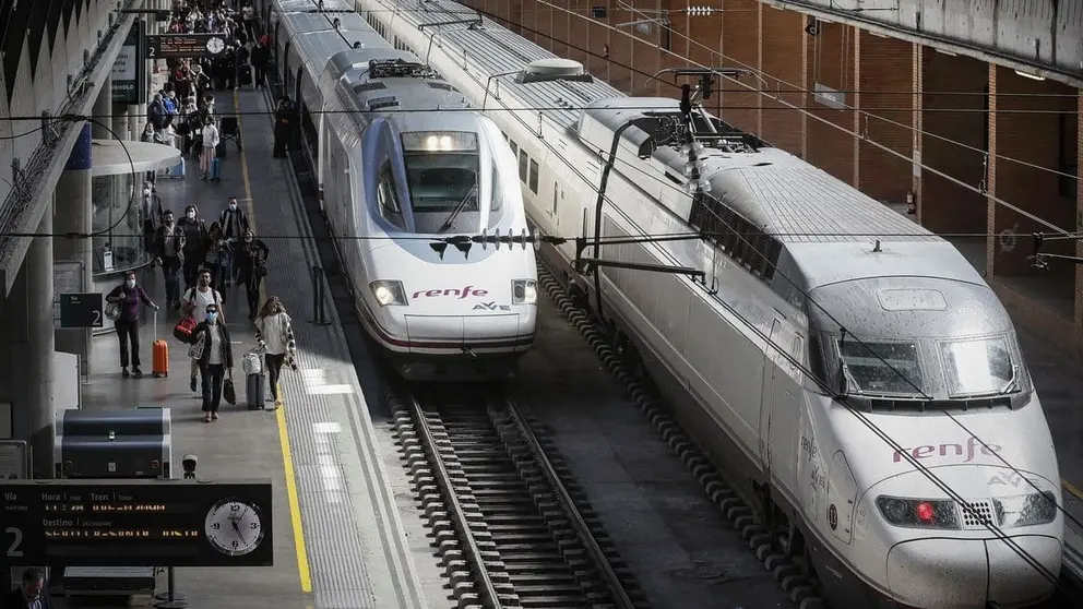 Tren de Media Distancia en una estaci&oacute;n de Santa Justa en Andaluc&iacute;a