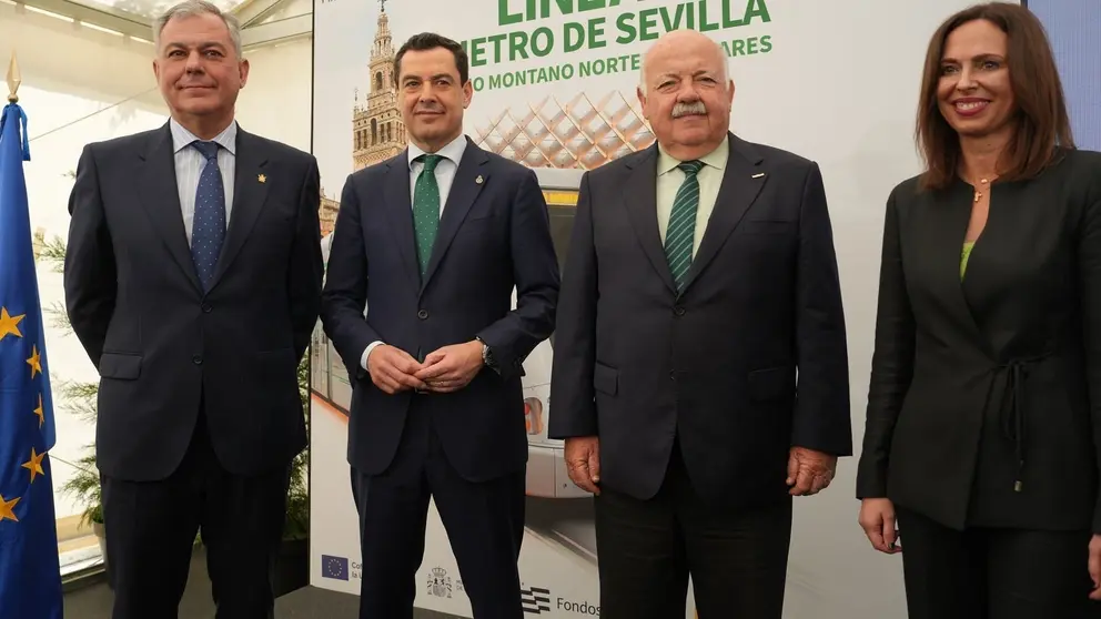 Juanma Moreno, junto al alcalde de Sevilla Jos&eacute; Luis Sanz