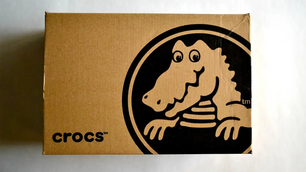 Caja de zuecos y sandalias Crocs