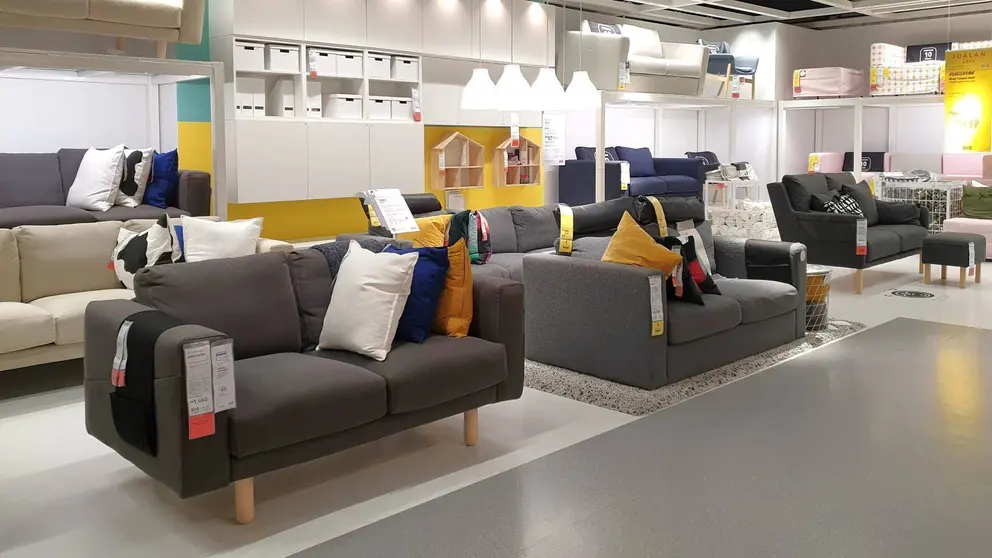 Interior de tienda IKEA en su secci&oacute;n de sof&aacute;s