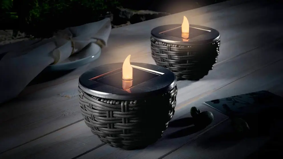 L&aacute;mparas de mesa solares LED de rat&aacute;n que simulan la luz de una vela en LIDL