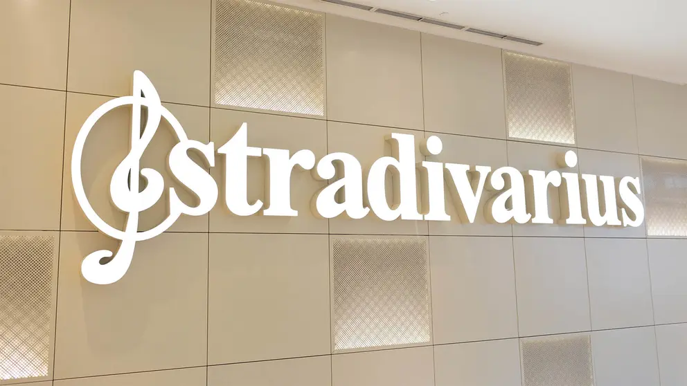 Logotipo de la tienda Stradivarius en centro comercial