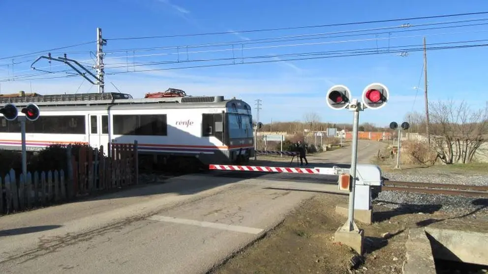 Un tren circula por un paso a nivel