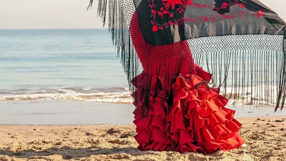 Mujer vestida de flamenco en la playa