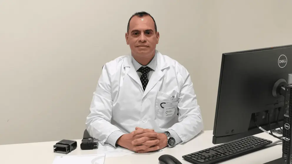 El doctor Marco An&iacute;bal Ayala, de Cl&iacute;nica HLA Los Naranjos en Huelva