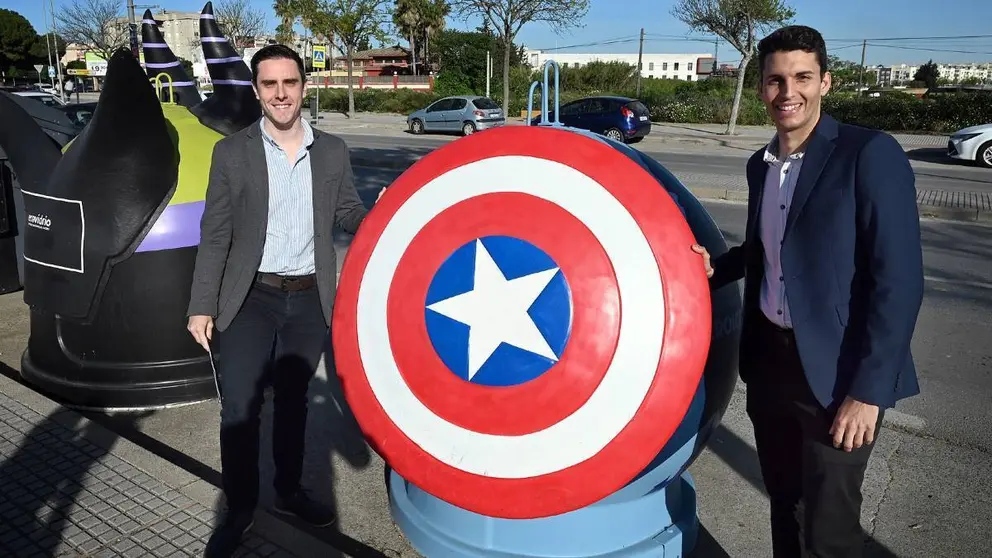 Contenedor de vidrio de Capit&aacute;n Am&eacute;rica en la Ciudad de la Infancia de Jerez