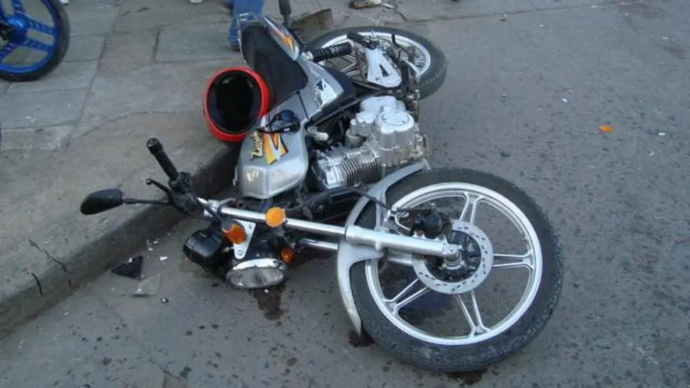 Una moto tirada en la carretera, en una imagen de archivo
