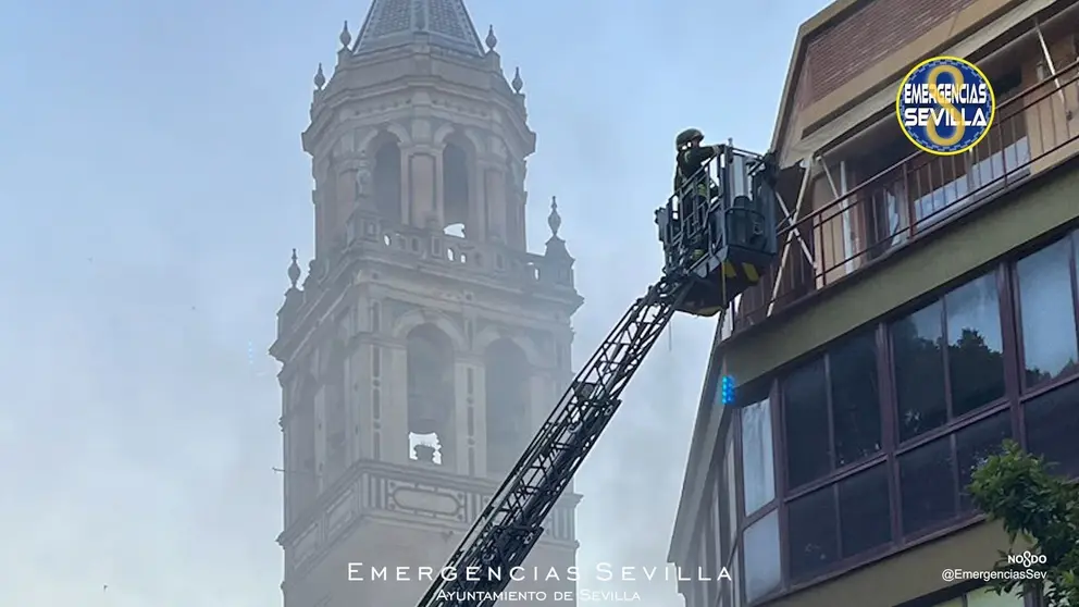 Un cami&oacute;n de bomberos en plena calle Mar&iacute;a Coronel de Sevilla