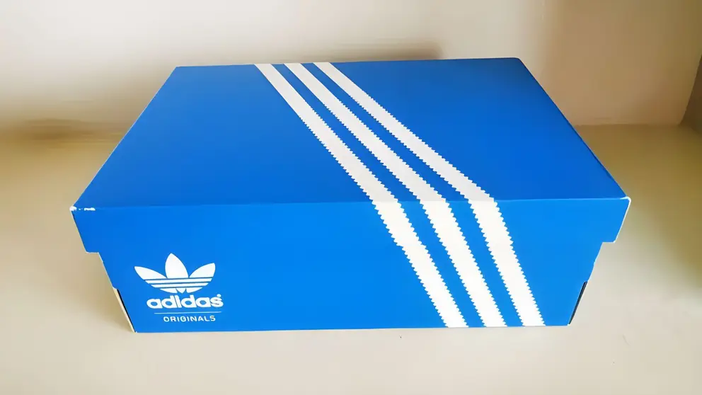 Caja de calzado de la firma Adidas 
