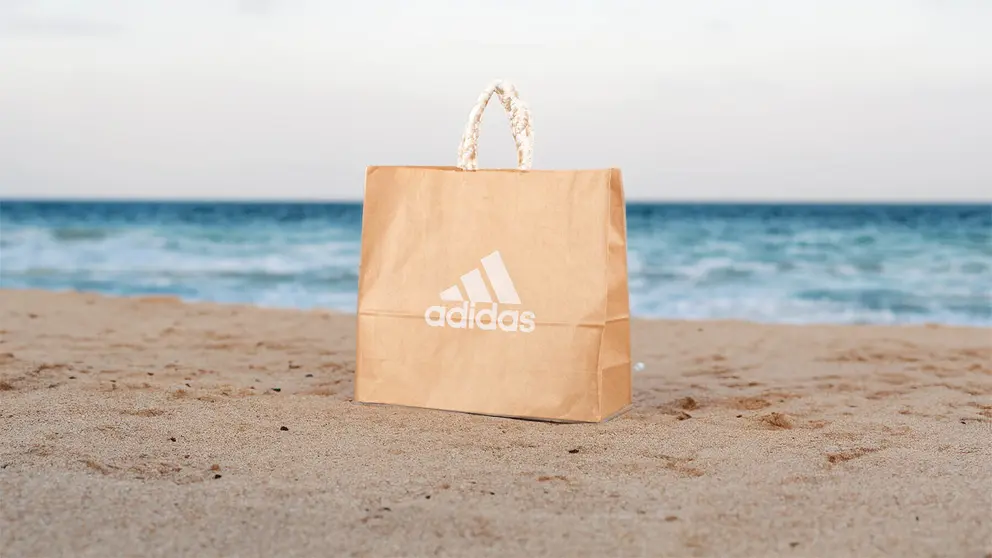 Bolsa de Adidas sobre la arena de una playa