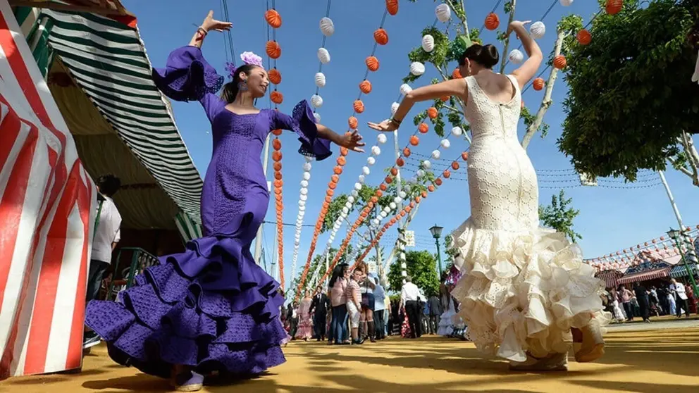 Mujeres bailan en la Feria