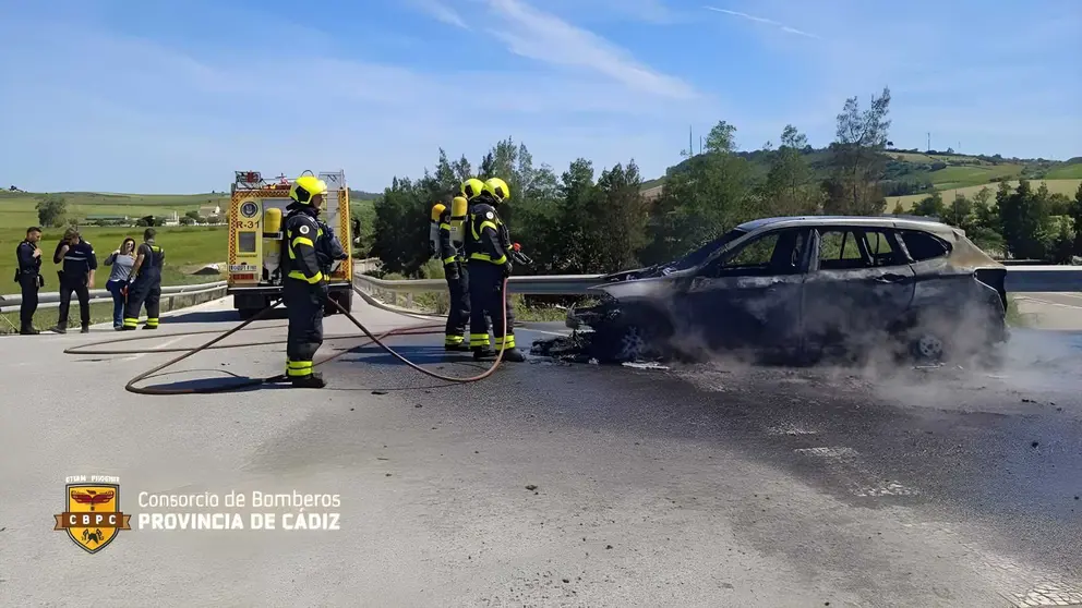 Bomberos sofocando el incendio de un coche en Jerez