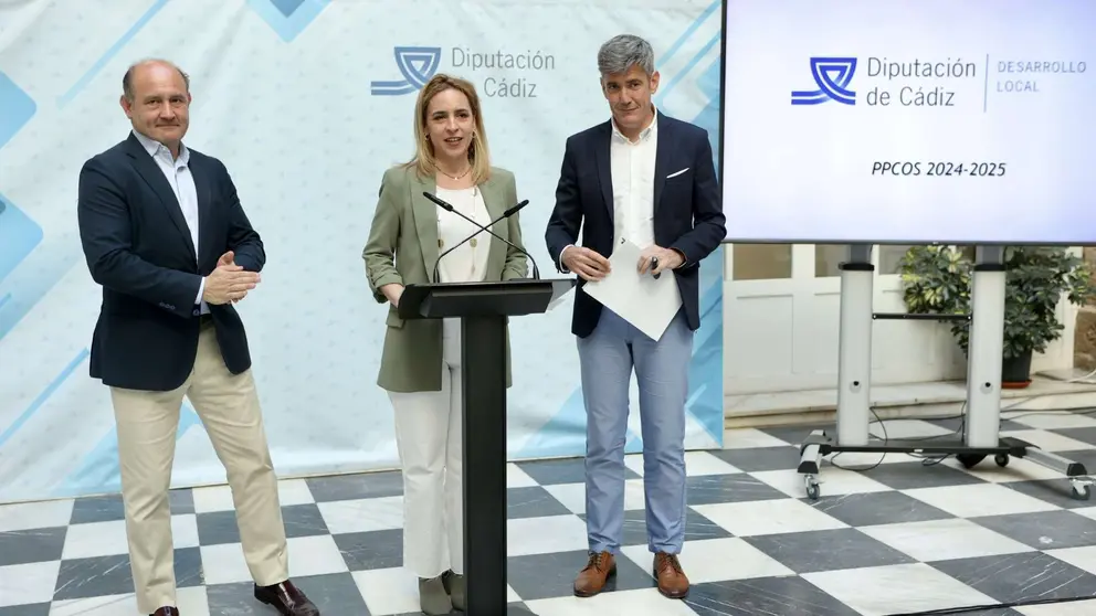 Almudena Martinez con Ortiz e Hidalgo en la presentacion del plan de obras y servicios