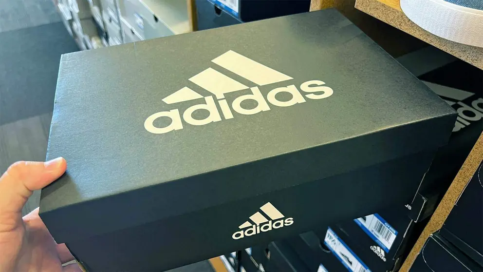 Caja de calzado de la firma alemana Adidas
