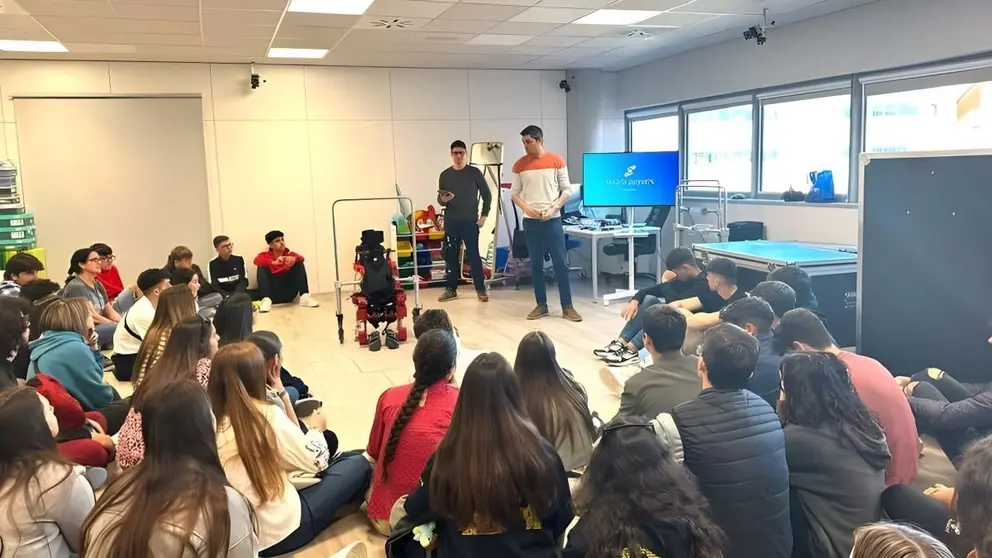 Alumnos del IES Elena Garc&iacute;a Armada en la sede de&nbsp;Marsi Bionics