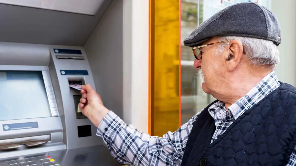 Un pensionista de la Seguridad Social comprueba si ha cobrado su pensi&oacute;n