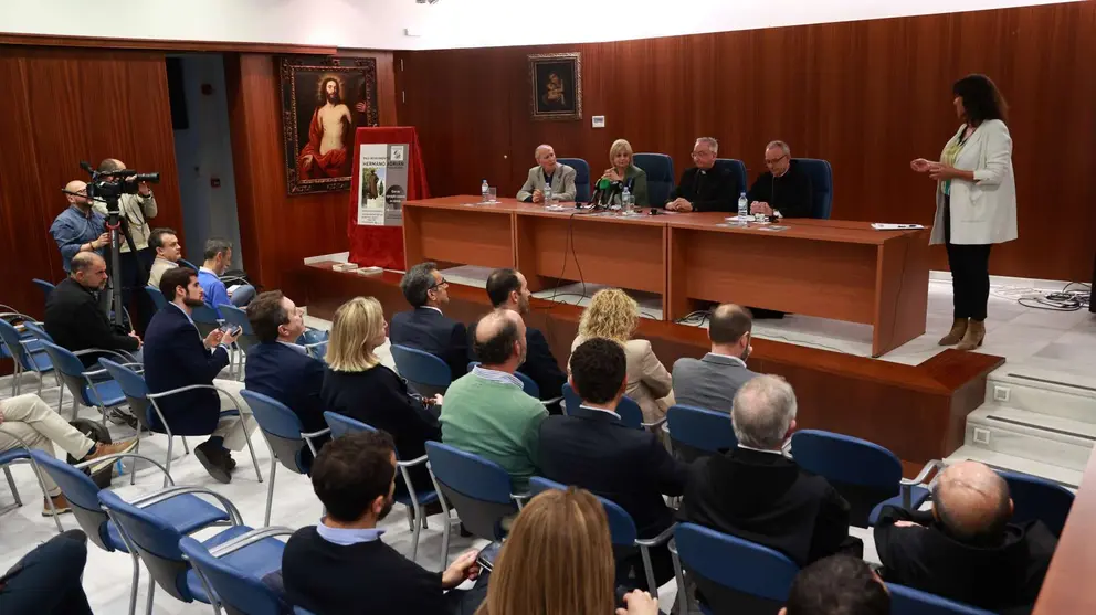 Presentaci&oacute;n de la comisi&oacute;n Pro-Monumento al Hermano Adri&aacute;n | Cristo Garc&iacute;a