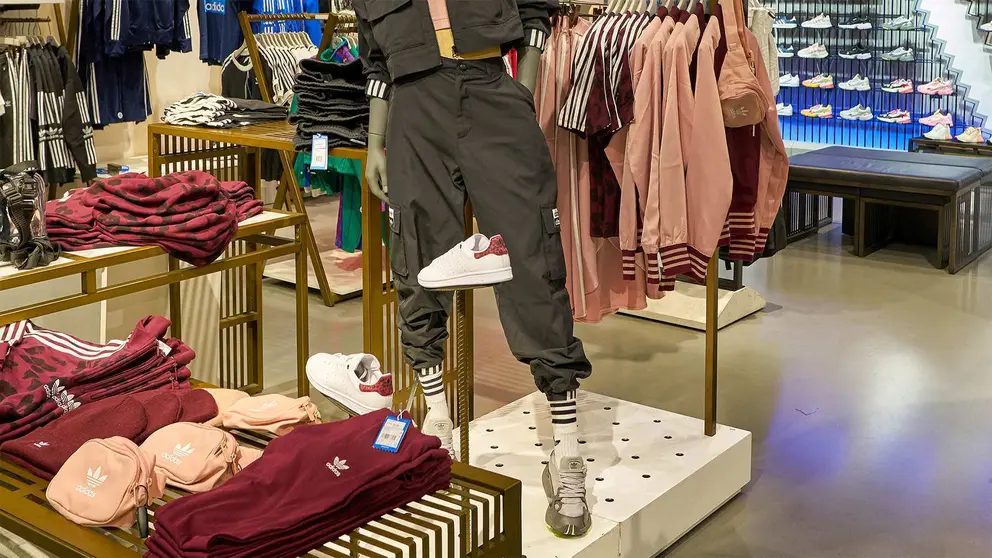 Interior de tienda ADIDAS