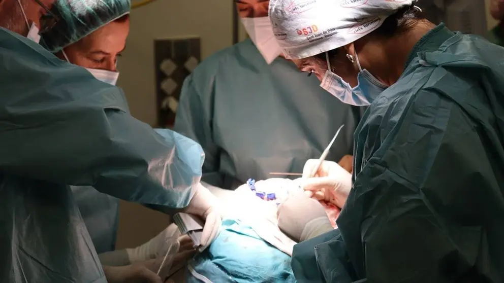 Sanitarios operando en un quir&oacute;fano de Andaluc&iacute;a