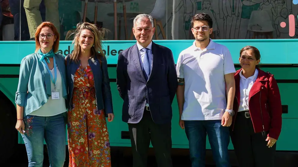 Jos&eacute; Luis Sanz durante su visita a la 'Ruta del Empleo' de Adecco