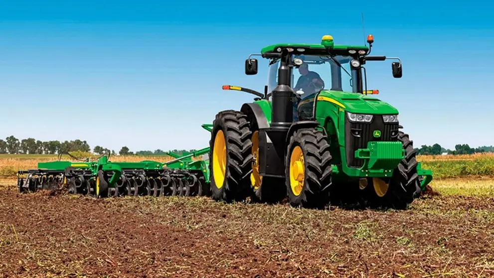 Un hombre conduce un tractor